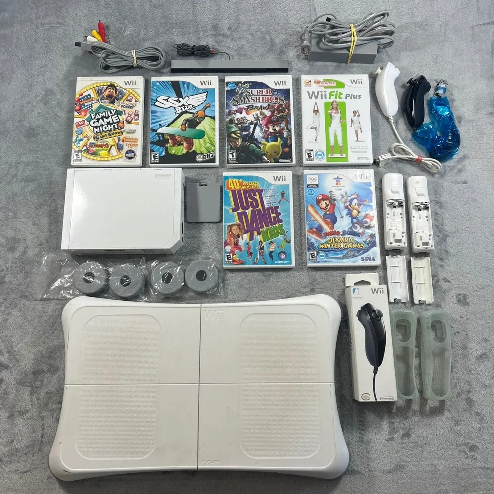 Nintendo Wii Bundle White Console 6 Games 2 Remotes Nunchucks Balance Board